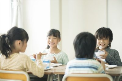 食事をする児童
