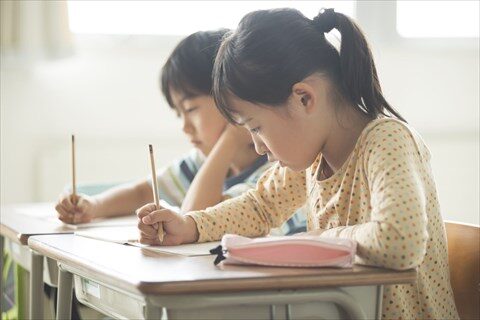 studiying3-480.jpg 学習中の児童3